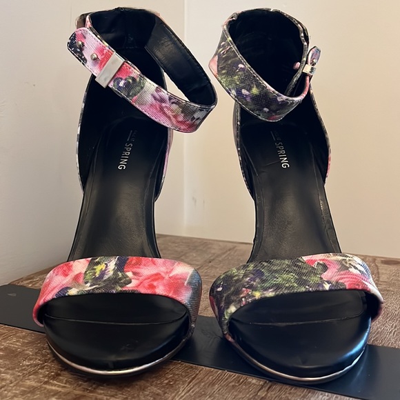 Floral Stilettos - Picture 2 of 4